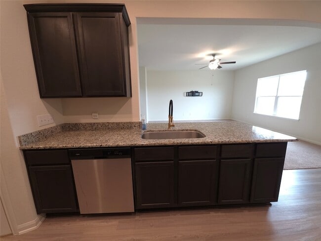 Building Photo - 305 Lone Mountain Dr