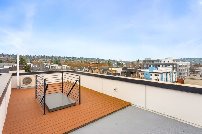 Building Photo - Brilliant Ballard Newer Townhome - 4 Bedro...