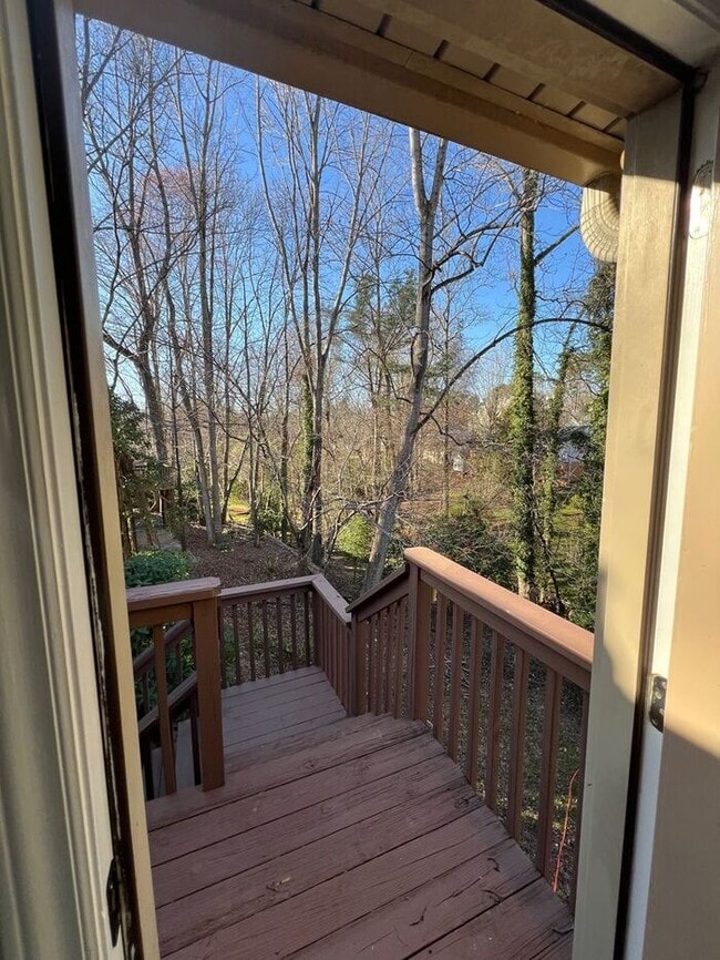 Building Photo - Wonderful 3 Bedroom Split Level Home In Sa...