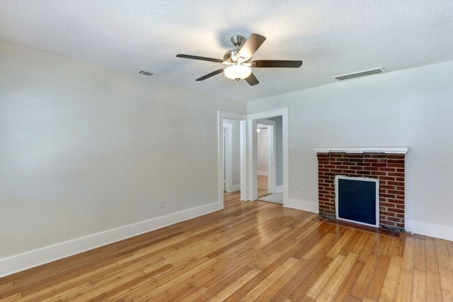 Building Photo - Four Bedroom - Two Bathroom - Single Famil...