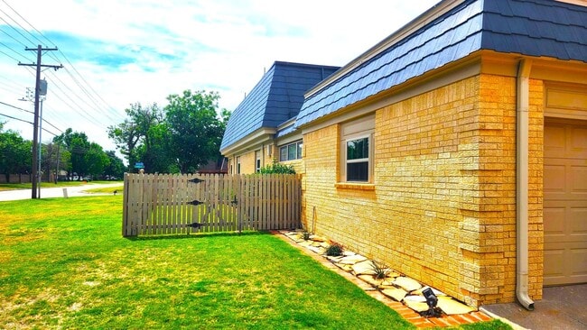 Building Photo - 3 Bed 2 Bath Townhome in Lakehurst Add NW OKC