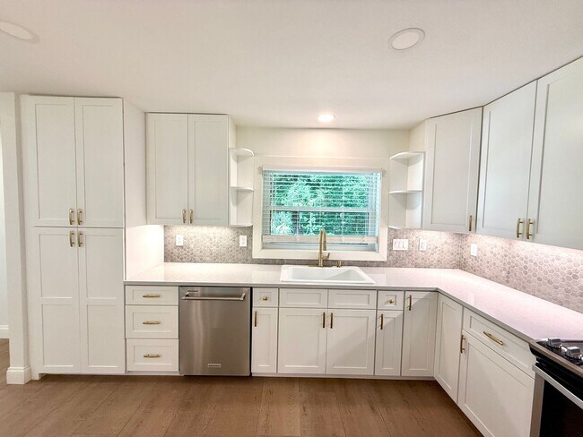 Building Photo - GORGEOUS, COMPLETELY REDONE 3/2 MAITLAND H...