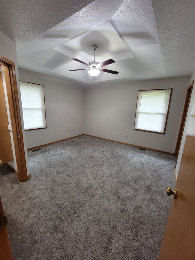 Building Photo - Large Home for Rent in Independence