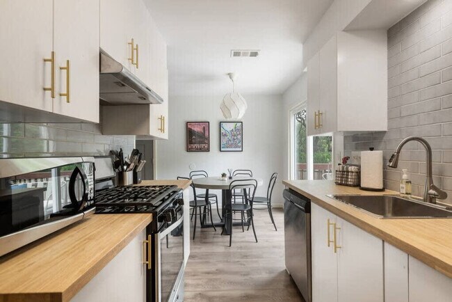 Building Photo - 802 Ramble Ln