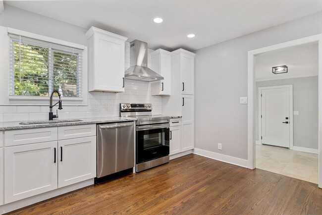 Building Photo - Awesome Renovated OP House