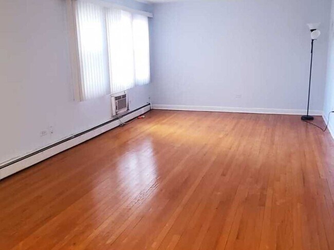 Building Photo - 1643 W Sherwin Ave