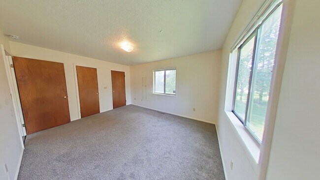 Building Photo - Spacious and charming conveniently located...