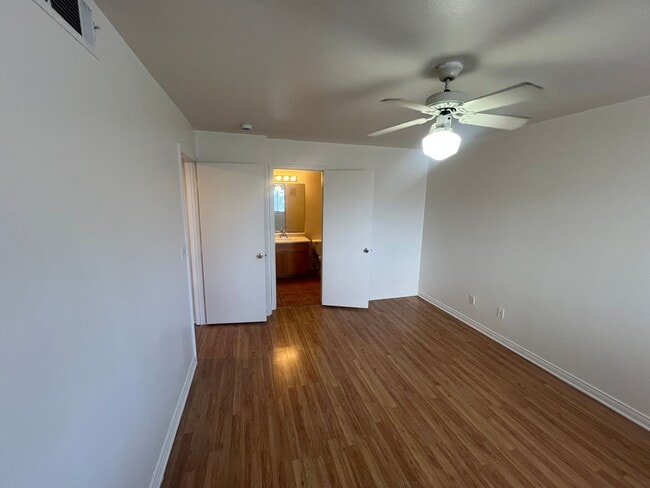 Building Photo - 3 bedrom 2.5 bath Gated Community Townhome with community  Pool, Spa & Private Garage