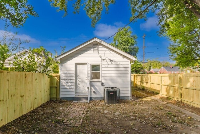 Building Photo - Beautiful Renovated 3 Bedroom and 2 Bathroom Home