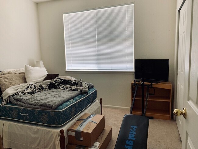 Building Photo - 2 Bedroom, 2 Bath Condo with an attached g...
