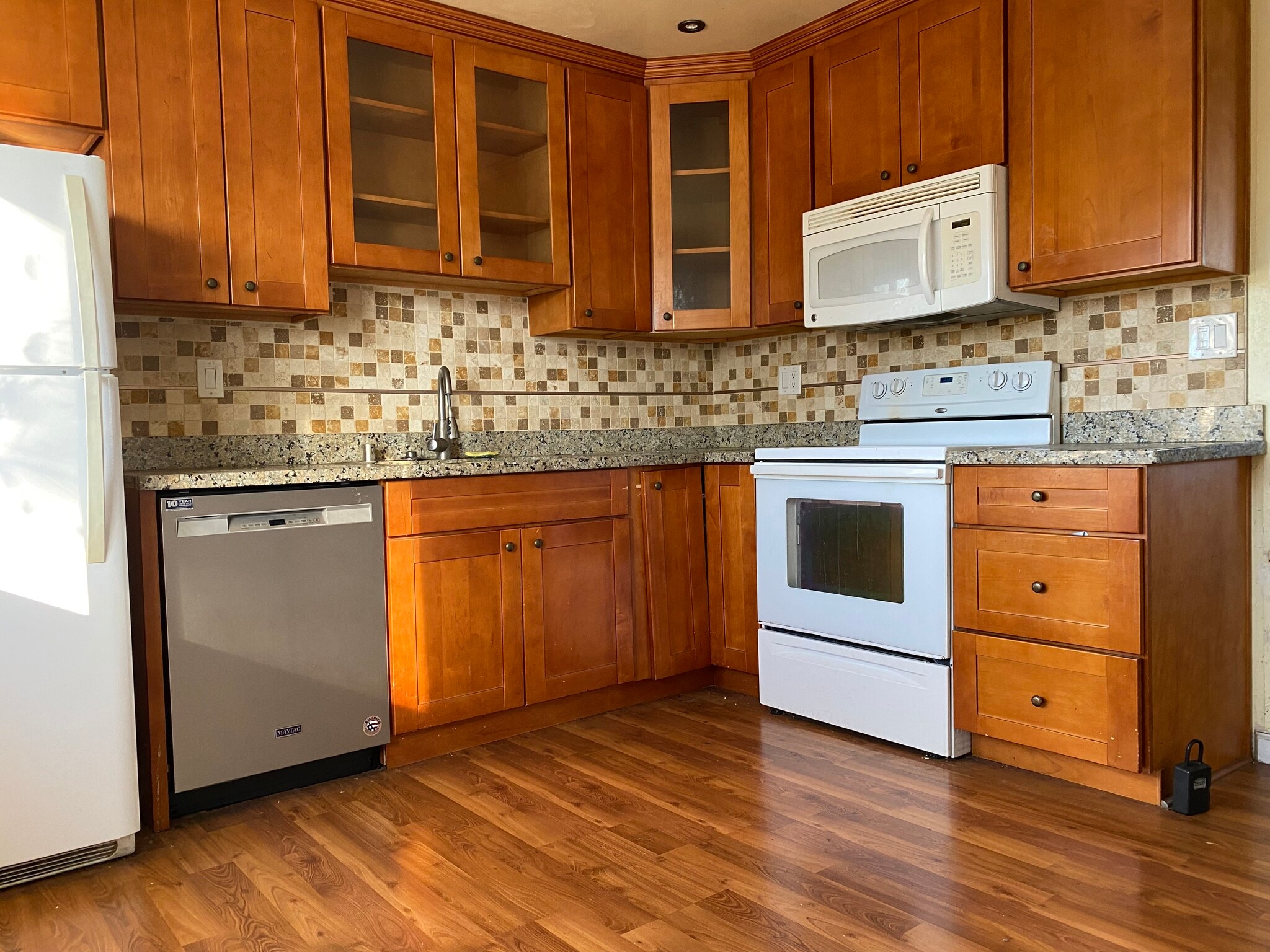 Building Photo - 166 Echo Ave