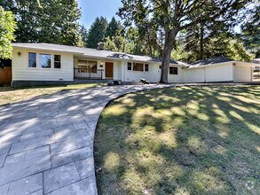 Building Photo - Spacious and Light Lake Oswego Home