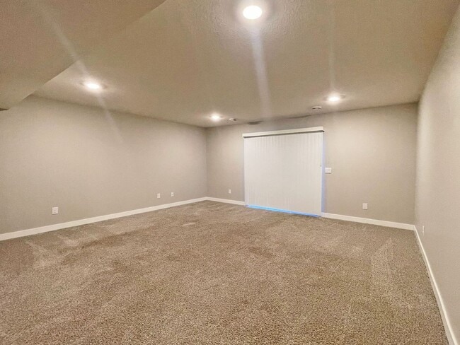 Building Photo - Gorgeous Like-New Home in Copper Hills, Never Rented, Fenced Yard, Huge Family Room, 3-Car Garage...