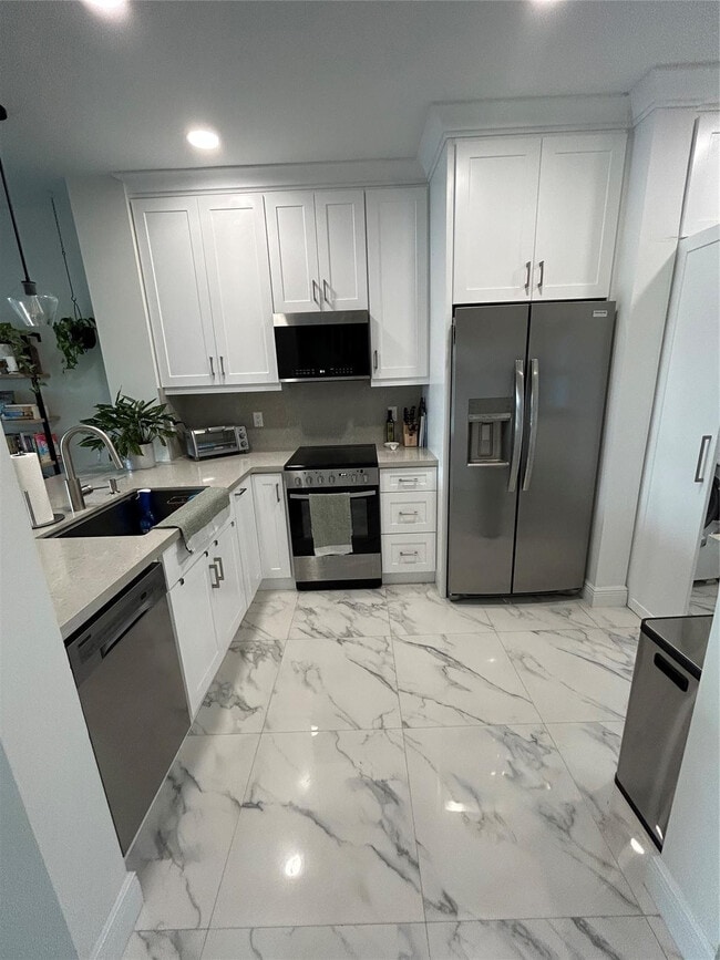 Building Photo - 711 SW 122nd Ave