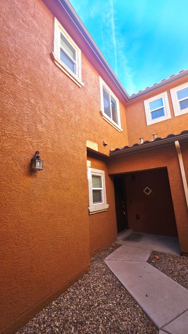 Building Photo - 3 bedroom 2.5 bathroom Townhome