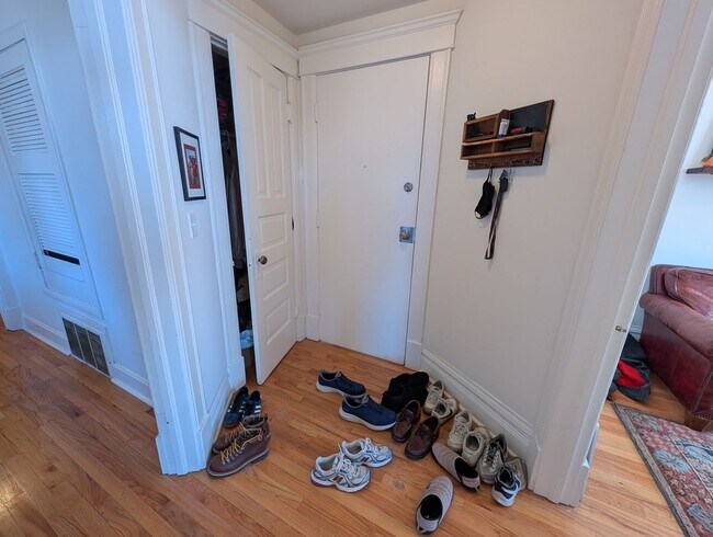 Building Photo - Spacious and renovated 3 BR in Wicker Park with great vintage touches!