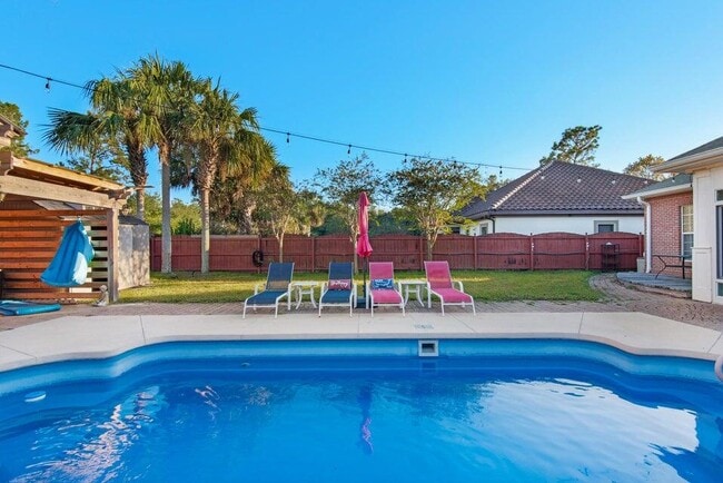 Building Photo - 325 Greenwood Way