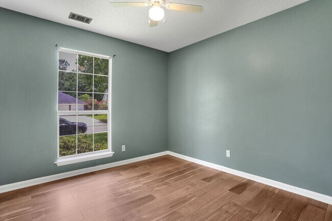 Building Photo - 3 Bed 2 Bath In Richmond Hill