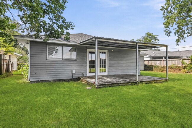 Building Photo - 4-Bedroom in Baytown's Craigmont Place with Washer, Dryer, and Fridge Included.