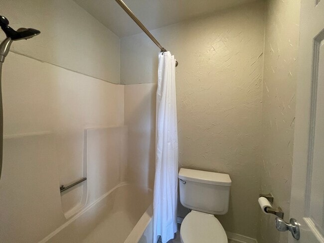 Building Photo - 2 Bedroom Townhouse Near Southdowns & the ...