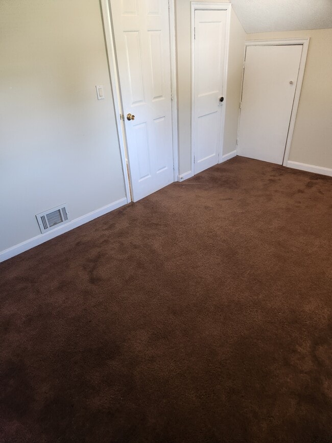 Building Photo - 168 Main St