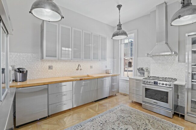 Building Photo - 550 E Town St