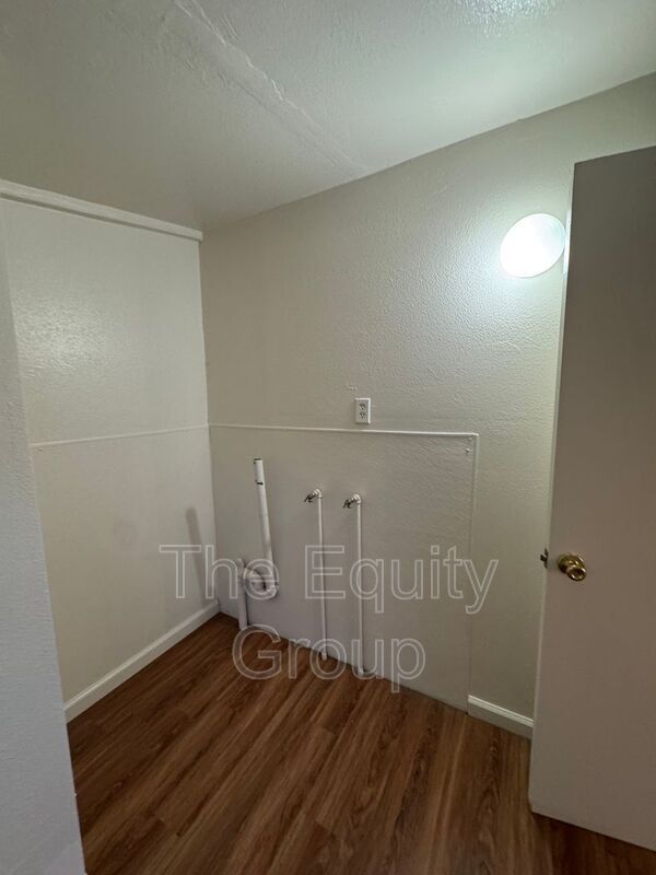 Building Photo - 449 1/2 W Maple Avenue