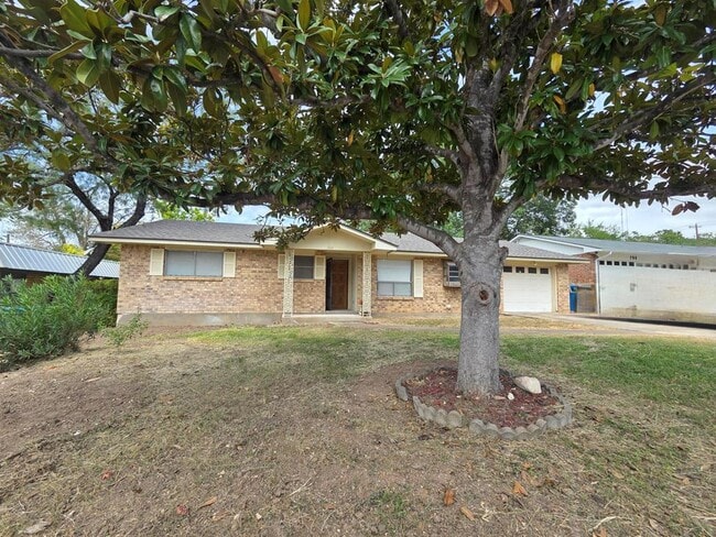 Primary Photo - 704 Arrow Ln