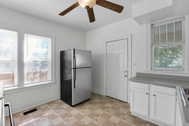 Building Photo - 461-463 Reinhard Ave