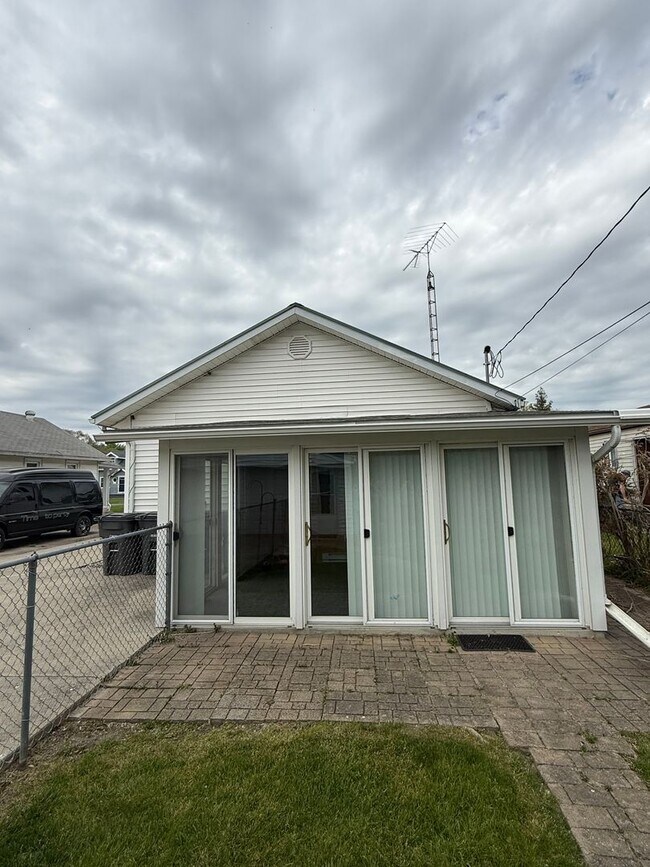 Building Photo - 3 Bed 1 Bath