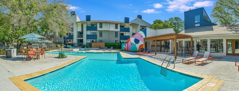 Building Photo - 3600 N Hills Dr