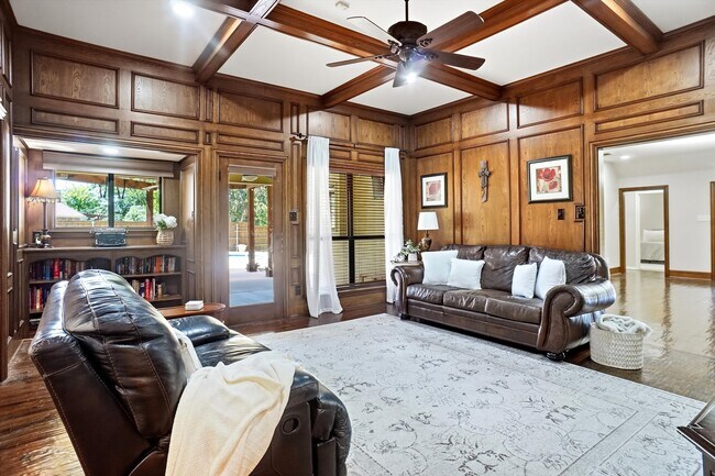 Building Photo - 2412 Emerald Cir