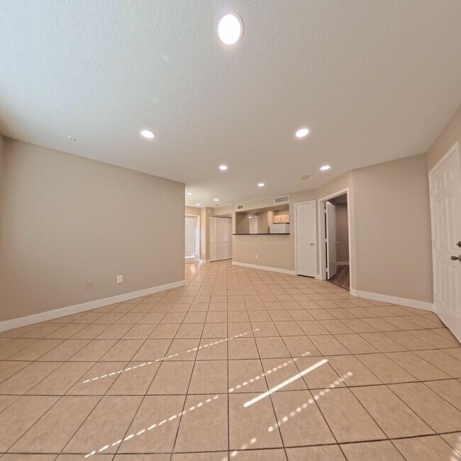 Building Photo - BEAUTIFULLY UPDATED 2 BED 2 BATH CONDO IN ...