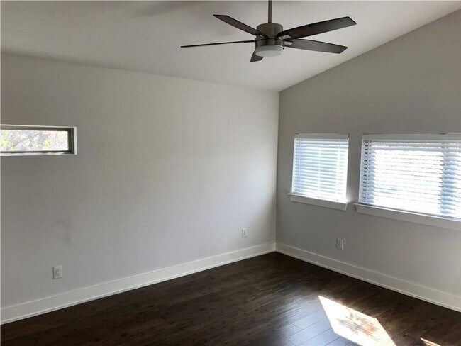 Building Photo - Central Austin / 3 bedroom, 2.5 baths / Mo...