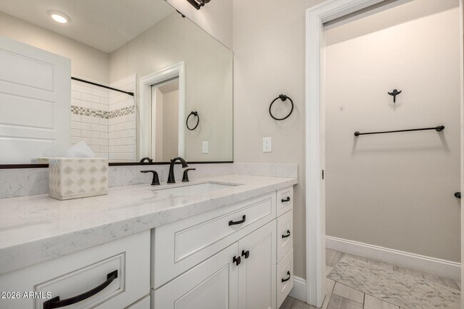 Building Photo - 2013 E Mallory St