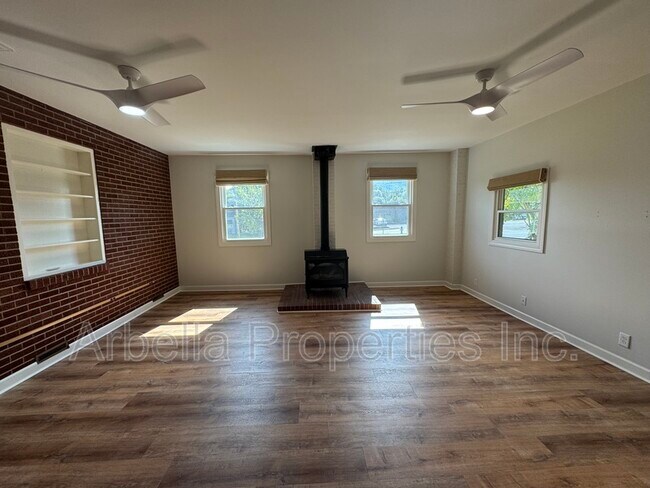 Building Photo - 1713 Seward Dr