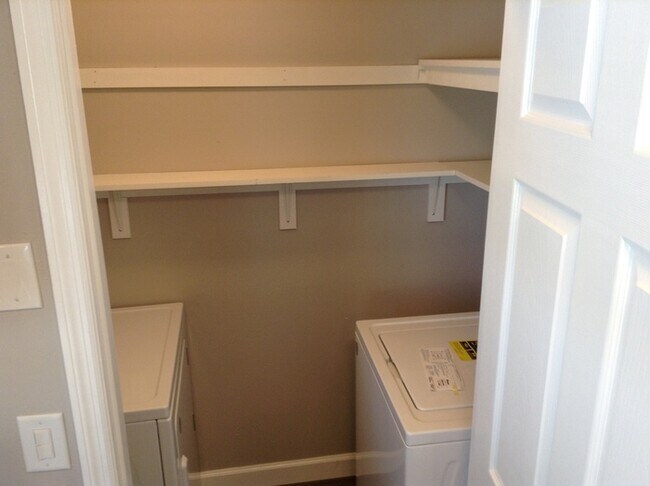 Building Photo - 2 Bedroom/2 Bathroom Recently Remodel!