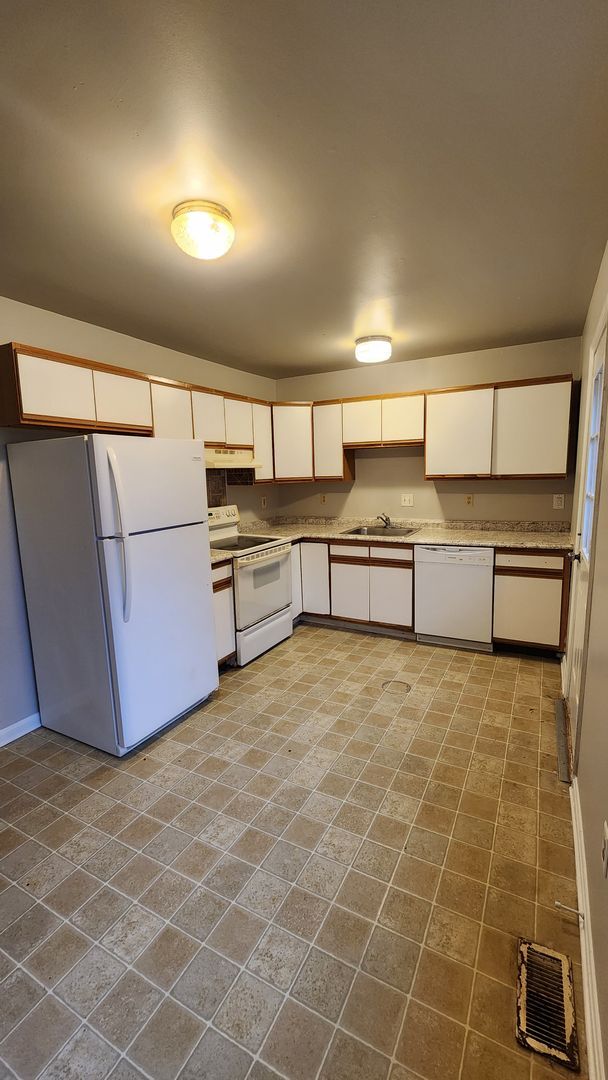 Building Photo - Affordable 2 bedroom / 1 bathroom townhome.