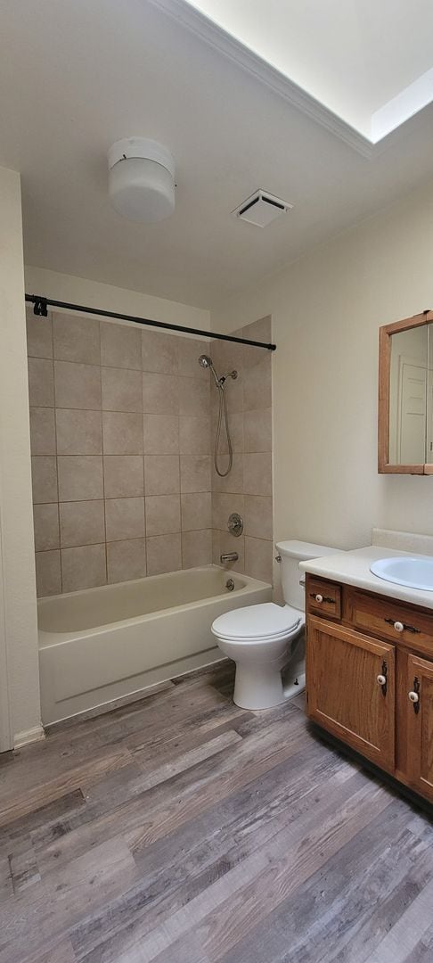 Building Photo - 2 Bedroom 1 Bath duplex