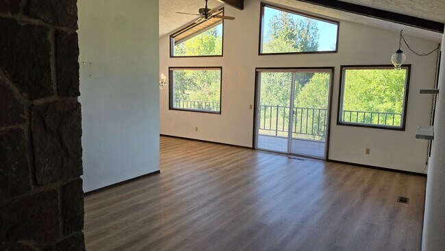 Building Photo - Beautiful 3 Bedroom Home on Acreage