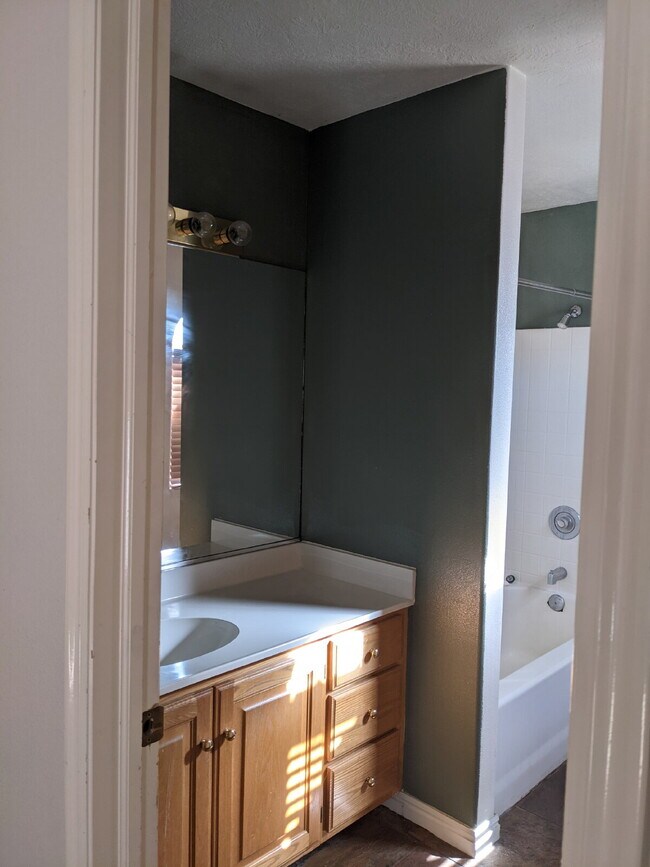 Building Photo - 3-Bed Townhouse in Saint George with Spacious 1400 Sq Ft Layout "