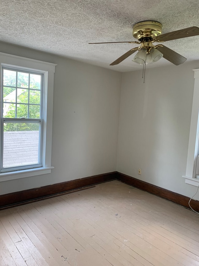 Building Photo - 206 E 10th St