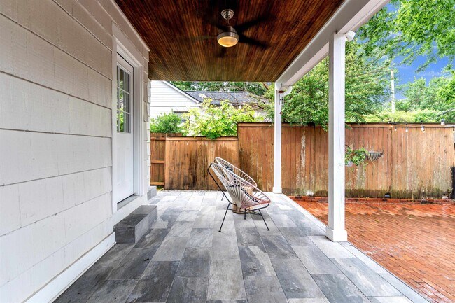 Building Photo - 185 Alexander St