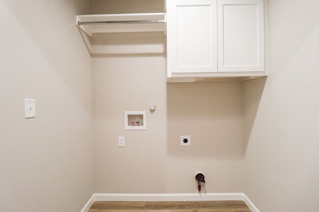 Building Photo - FIRST FREE MONTH! 3 Bed | 2.5 Bath | Sand ...