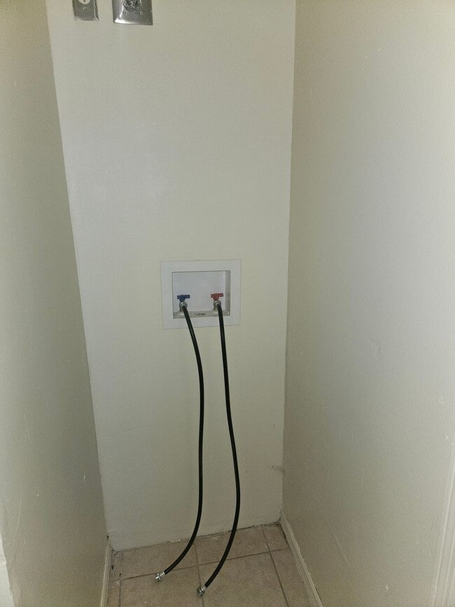 Building Photo - 2/1 DUPLEX