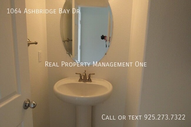 Building Photo - 1064 Ashbridge Bay Dr