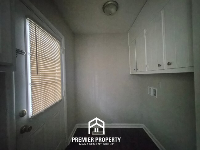 Building Photo - Charming 3BR/1.5BA in West Huntsville | Hardwood Floors Throughout & Fenced Yard