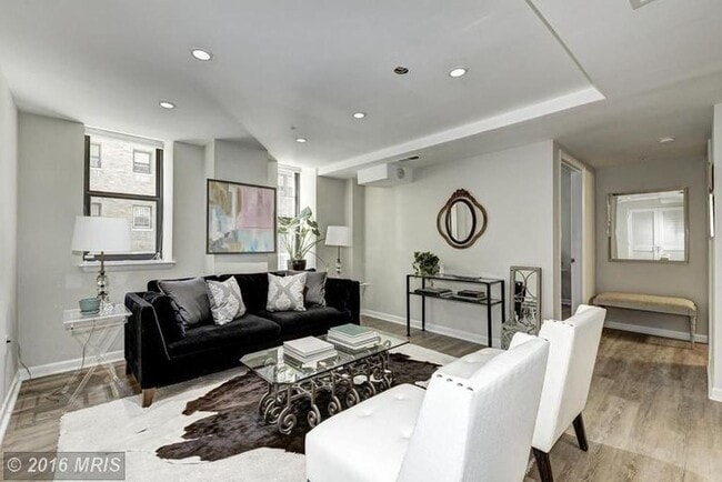 Building Photo - $500 Off for a lease start by 10/1! Availa...