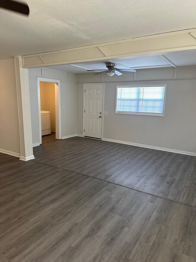 Building Photo - 3622 S Lakewood Dr