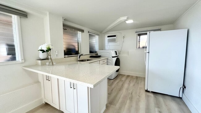 Building Photo - Available NOW - Newly Renovated Studio with 1 Bath & Washer/Dryer in Maunalani Heights!